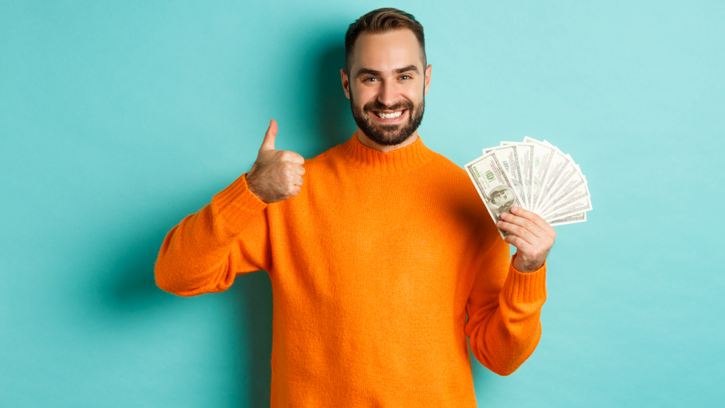 Foto de homem feliz por antecipar seu precatório com a MV Prec